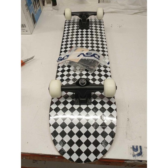 One Funxim Standard Skateboard for Kids 31 x 8 Inch 4 Wheels 7 Layer Maple - Picture 2 of 7